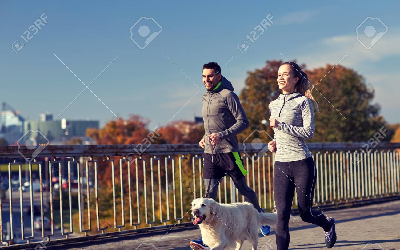 アウトドアで犬のランニングと幸せなカップル の写真素材 画像素材 Image アウトドアで犬のランニングと幸せなカップル の写真素材 画像素材 Image
