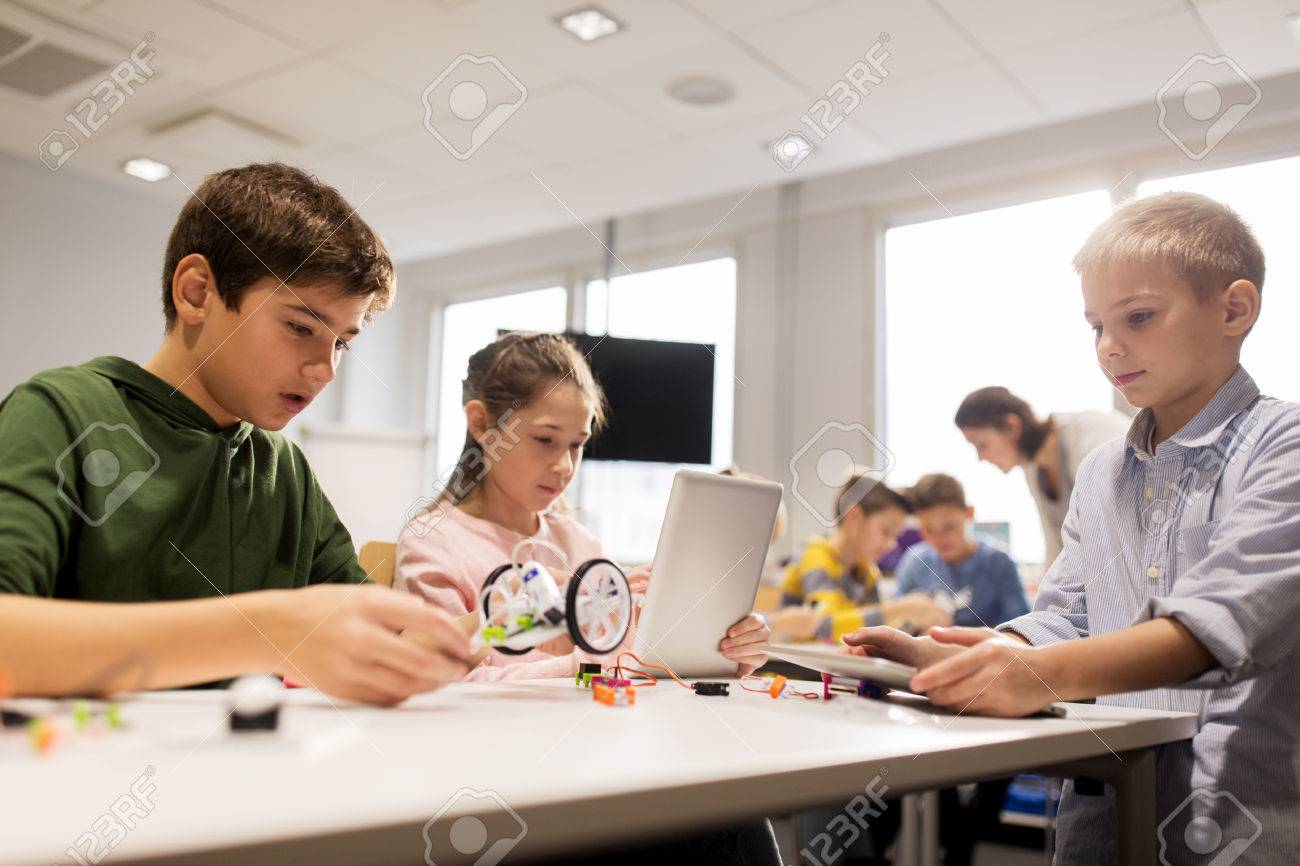 タブレット Pc プログラミング ロボット学校での子どもたち の写真素材 画像素材 Image タブレット Pc プログラミング ロボット学校での子どもたち の写真素材 画像素材 Image
