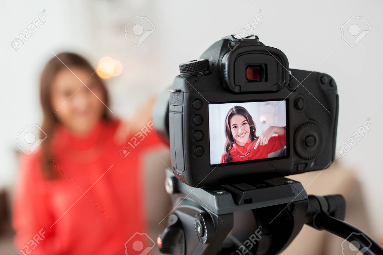 Mujer Con La Grabación De Vídeo Cámara En Casa Fotos, retratos, imágenes y  fotografía de archivo libres de derecho. Image 74463960