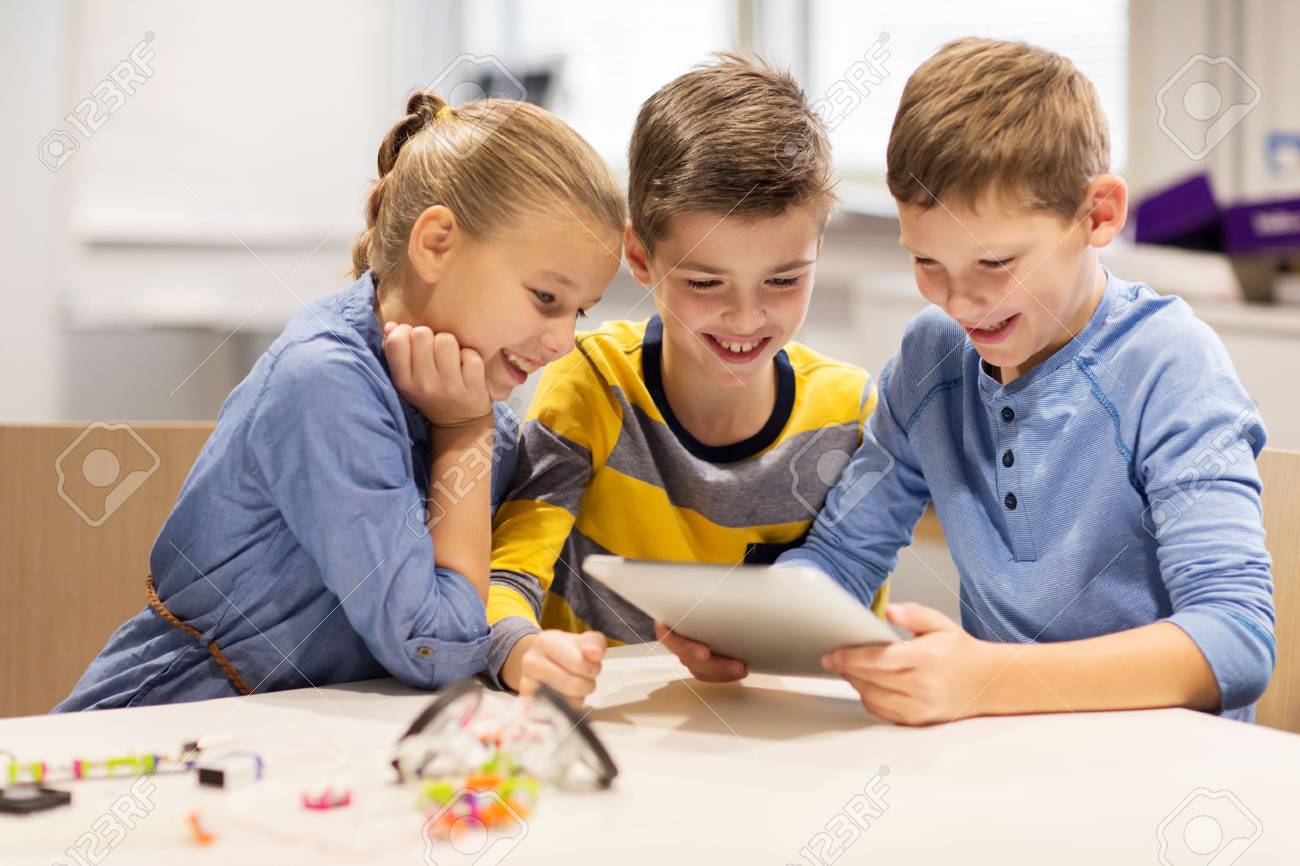 教育 科学 技術 子供 人々 の概念 幸せな子供またはタブレット Pc コンピューター電気おもちゃをプログラミングとロボット学校レッスンでロボットを建物の学生のグループ の写真素材 画像素材 Image 教育 科学 技術 子供 人々 の概念 幸せな子供またはタブレット Pc コンピューター電気おもちゃをプログラミングとロボット学校レッスンでロボットを建物の学生のグループ の写真素材 画像素材 Image