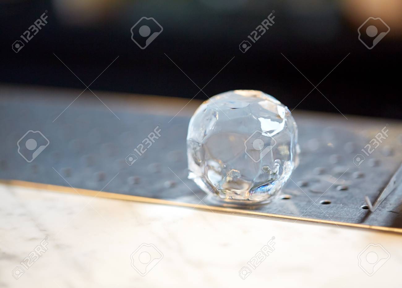 バーテンダー コンセプト で手カット氷ボール バー の写真素材 画像素材 Image