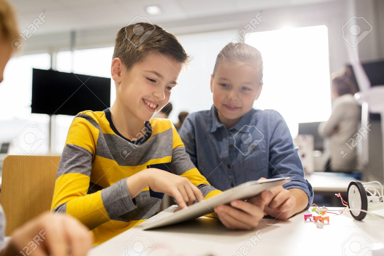 教育 科学 技術 子供たちと人々 のコンセプト 笑顔の子供たちやタブレット Pc コンピューター プログラミング ロボット学校の授業で学生のグループ の写真素材 画像素材 Image 教育 科学 技術 子供たちと人々 のコンセプト 笑顔の子供たちやタブレット Pc コンピューター プログラミング ロボット学校の授業で学生のグループ の写真素材 画像素材 Image