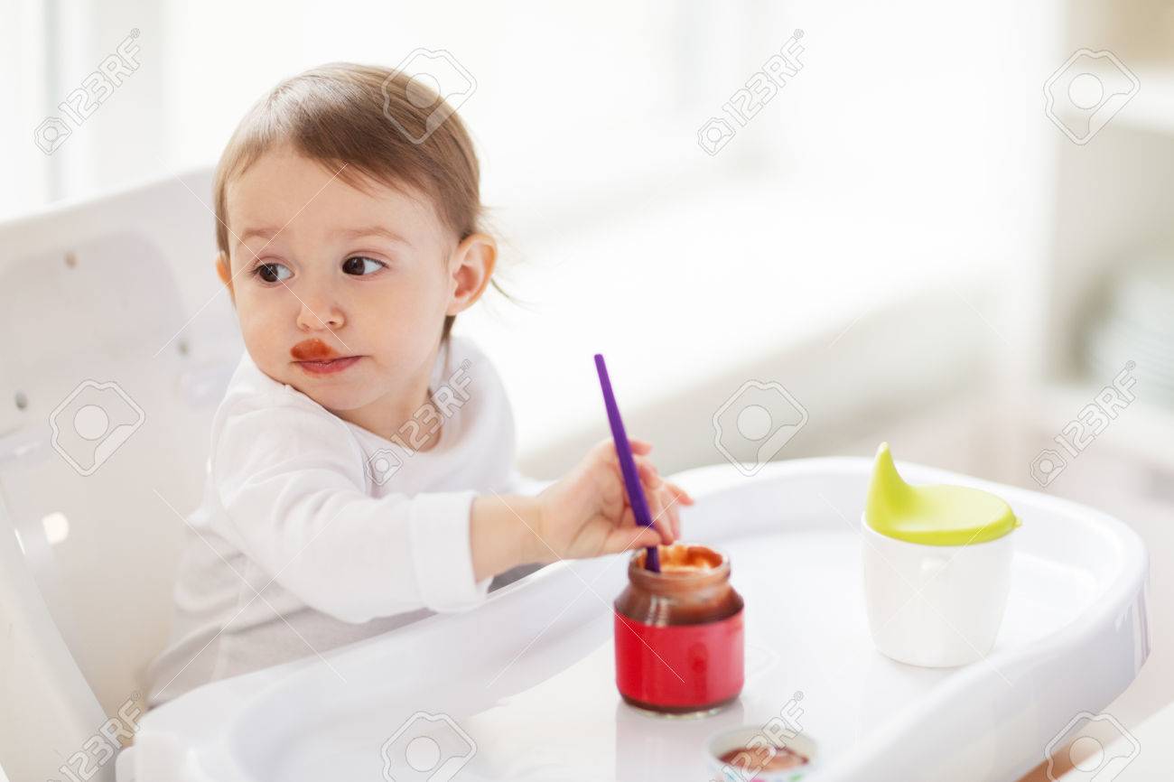Bebe Avec Une Cuillere A Manger De La Puree Du Pot A La Maison Banque D Images Et Photos Libres De Droits Image Bebe Avec Une Cuillere A Manger De La Puree Du Pot A La Maison Banque D Images Et Photos Libres De Droits Image