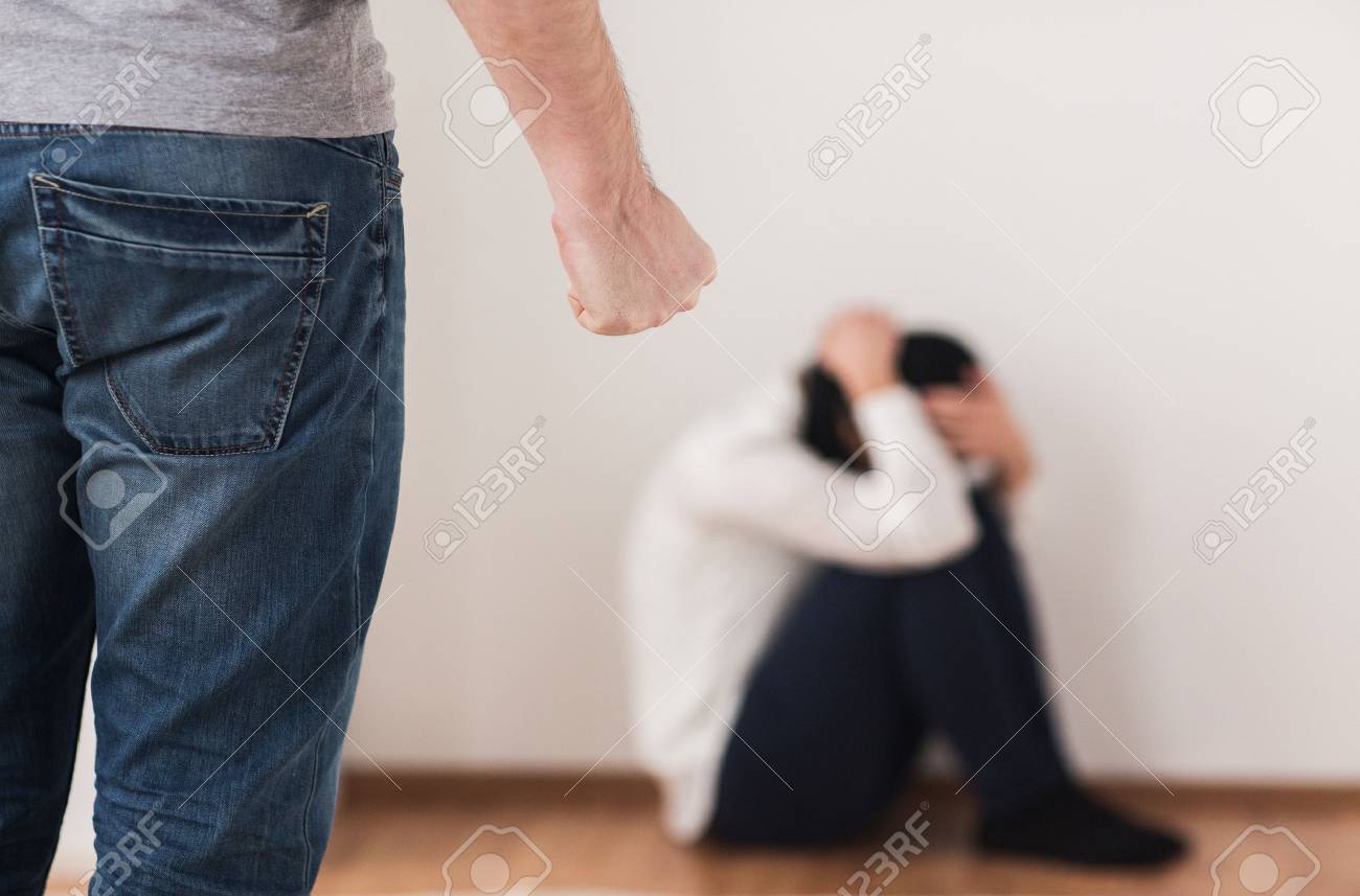 mujer con hombre indefenso mujer con hombre indefenso