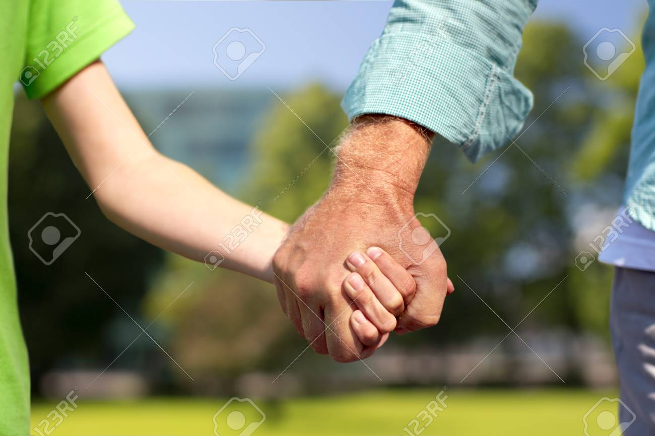 手をつないでいる高齢者と子供 の写真素材 画像素材 Image 手をつないでいる高齢者と子供 の写真素材 画像素材 Image