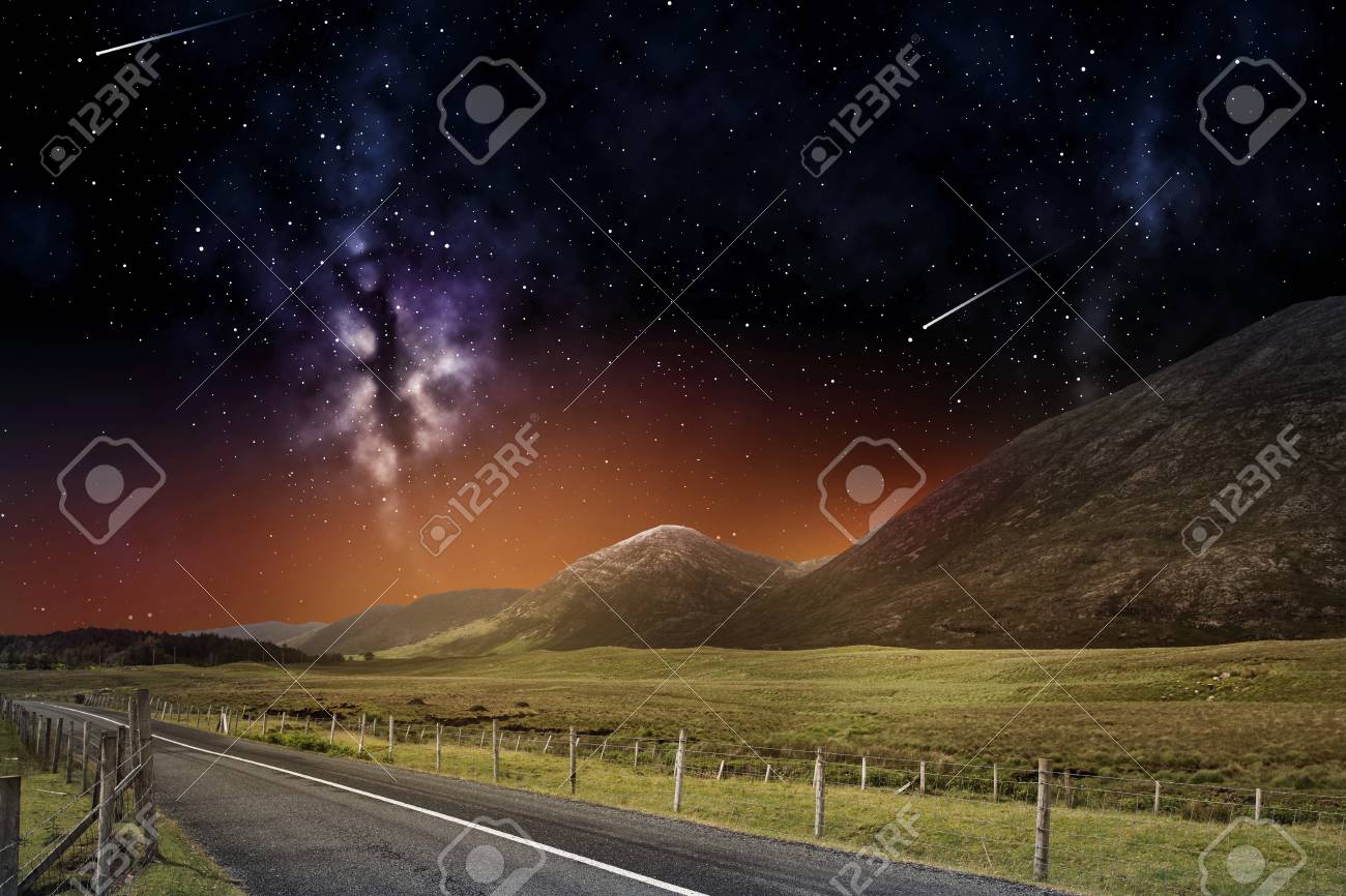 Viagens Astronomia E Paisagem Conceito Paisagem Com Estrada De Asfalto E Montanhas Ao Longo Do Ceu Noturno Ou Espaco Com Estrelas Cadentes Fundo Fotos Retratos Imagenes Y Fotografia De Archivo Libres