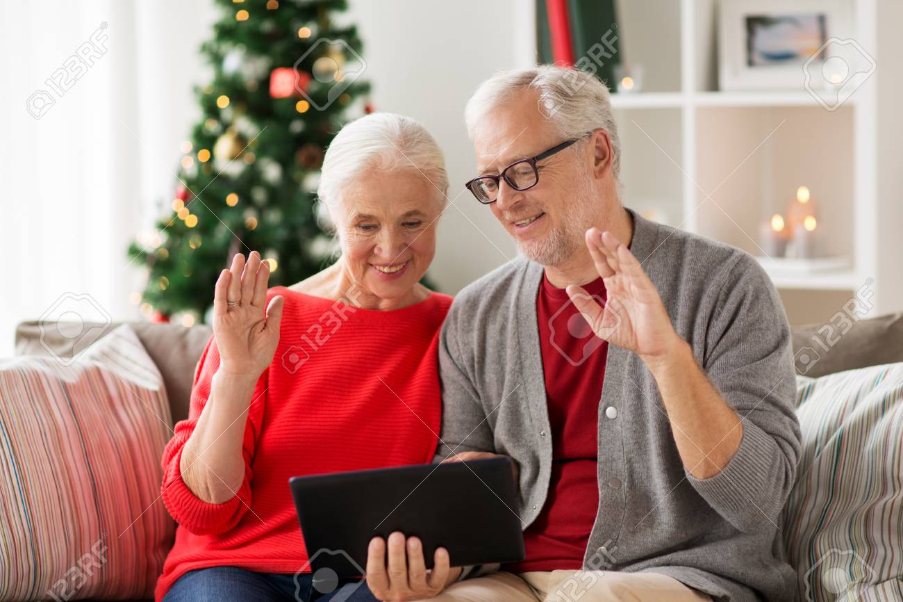 Natal Feriados Comunicacao E Pessoas Conceito Feliz Sorrindo Casal De Idosos Com Tablet Pc Computador Com Video Chat E Acenando As Maos Em Casa Fotos Retratos Imagenes Y Fotografia De Archivo