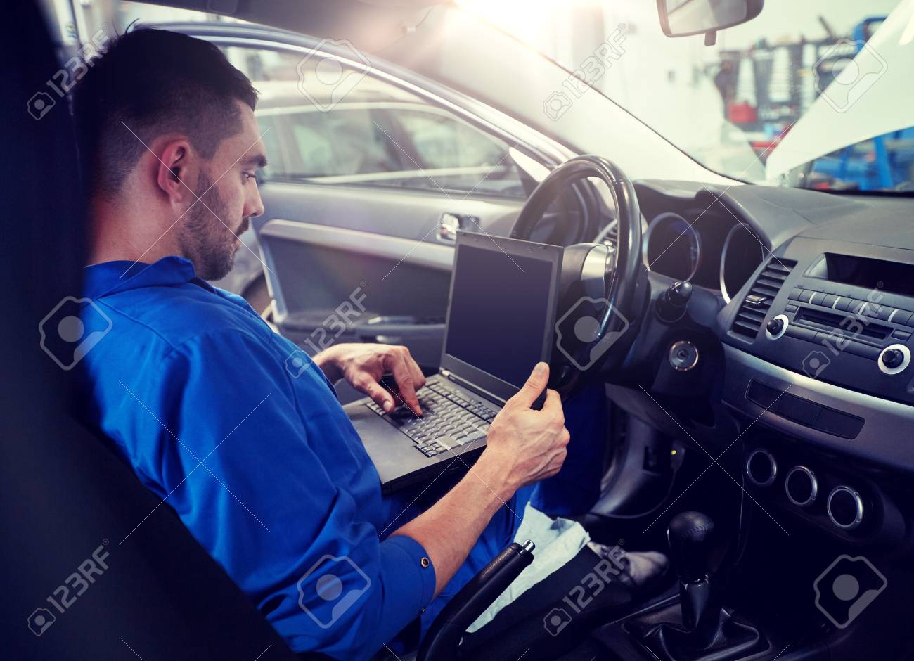 Mechanik Z Laptopem Robiący Diagnostykę Samochodową Zdjęcia ...