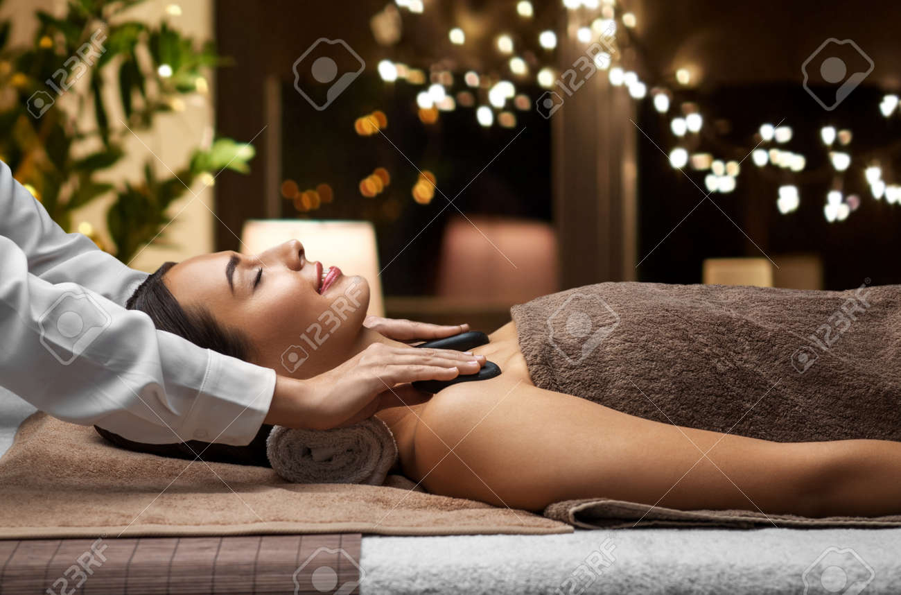 Мужчина и женщина занимаются любовью. Женщина сидит на мужчине. Having hot. Страсть в постели. Мужчина и женщина в постели.