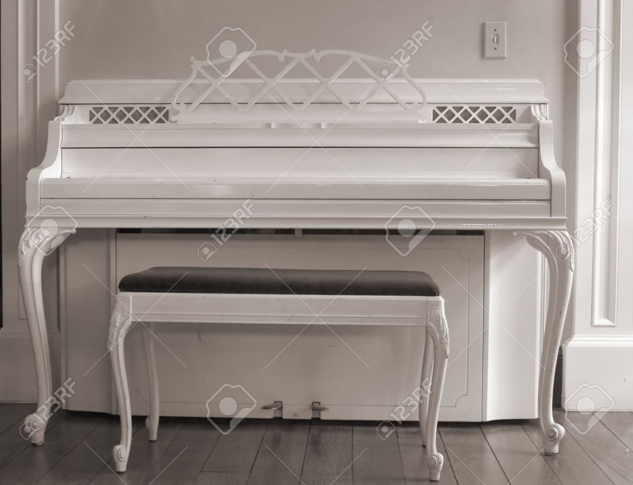 Un Classico Pianoforte Verticale Contro Un Sfondo Bianco Foto ... Un Classico Pianoforte Verticale Contro Un Sfondo Bianco Foto ...