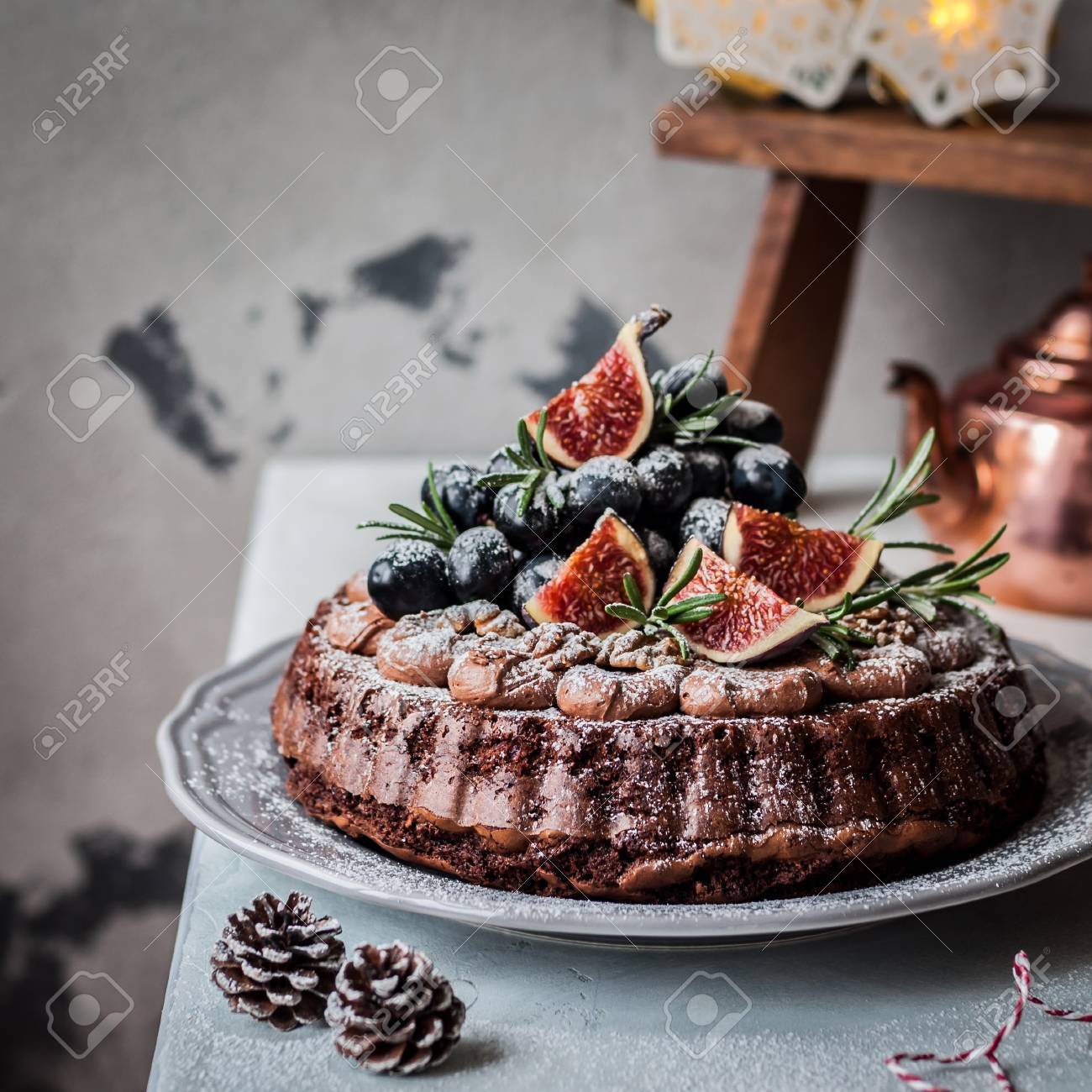 Gateau De Noel Au Chocolat Decore De Figues De Raisins De Noix Et De Romarin Carre Banque D Images Et Photos Libres De Droits Image