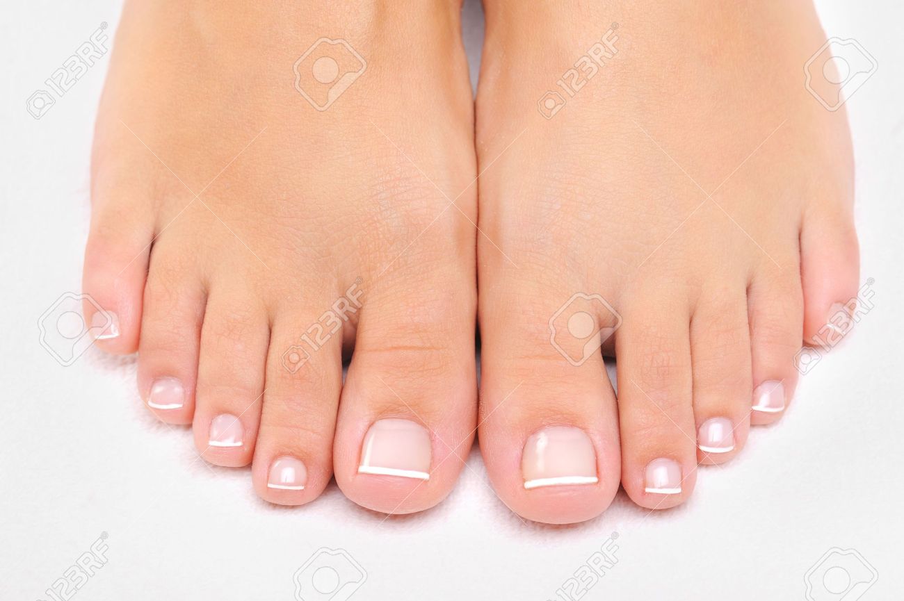 Hermosos Well groomed Pies Mujeres Con El Francés Pedicura Hermosos Well groomed Pies Mujeres Con El Francés Pedicura