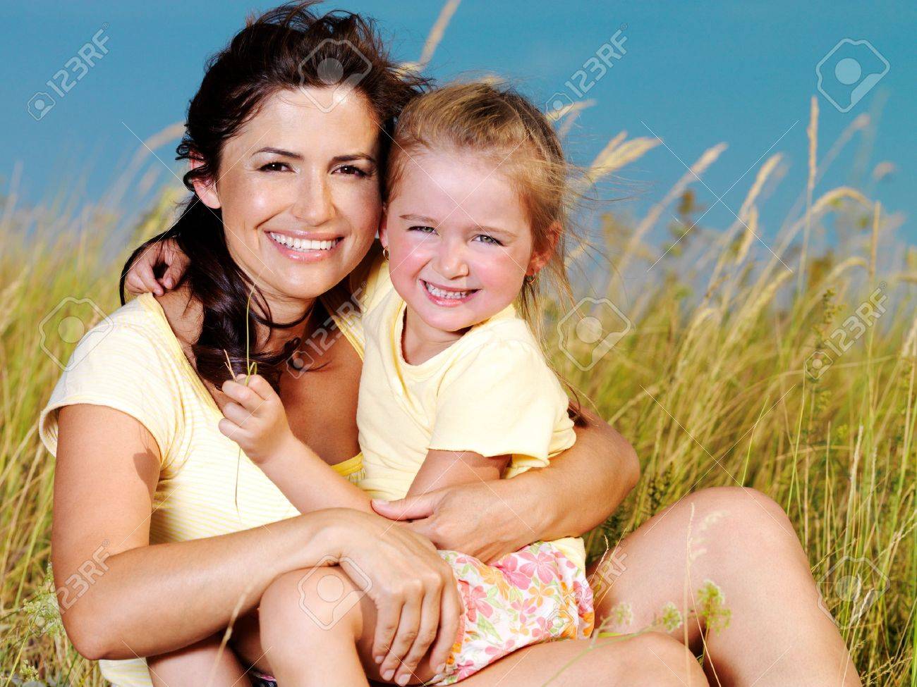 http://previews.123rf.com/images/domenicogelermo/domenicogelermo1008/domenicogelermo100800032/7506835-Smiling-mother-and-little-daughter-on-nature-Happy-people-outdoors-Stock-Photo.jpg