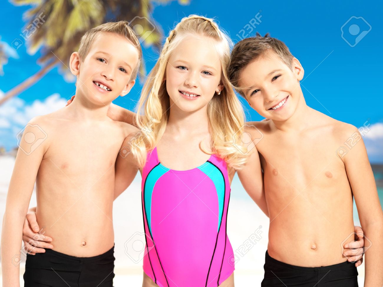 archivio fotografico ritratto dei bambini felici che godono in spiaggia bambini scolaro in piedi insieme in costume da bagno di colore luminoso