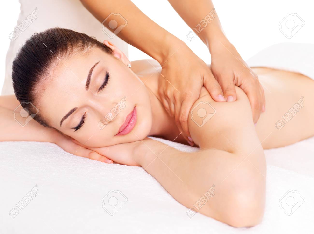 Mujer Que Tiene Masaje De Cuerpo En El Salon De Spa Belleza Mujer Que Tiene Masaje De Cuerpo En El Salon De Spa Belleza
