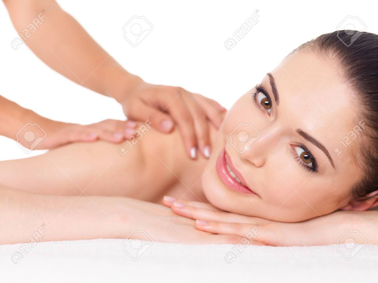 Mujer Que Tiene Masaje De Cuerpo En El Salon De Spa Belleza Mujer Que Tiene Masaje De Cuerpo En El Salon De Spa Belleza