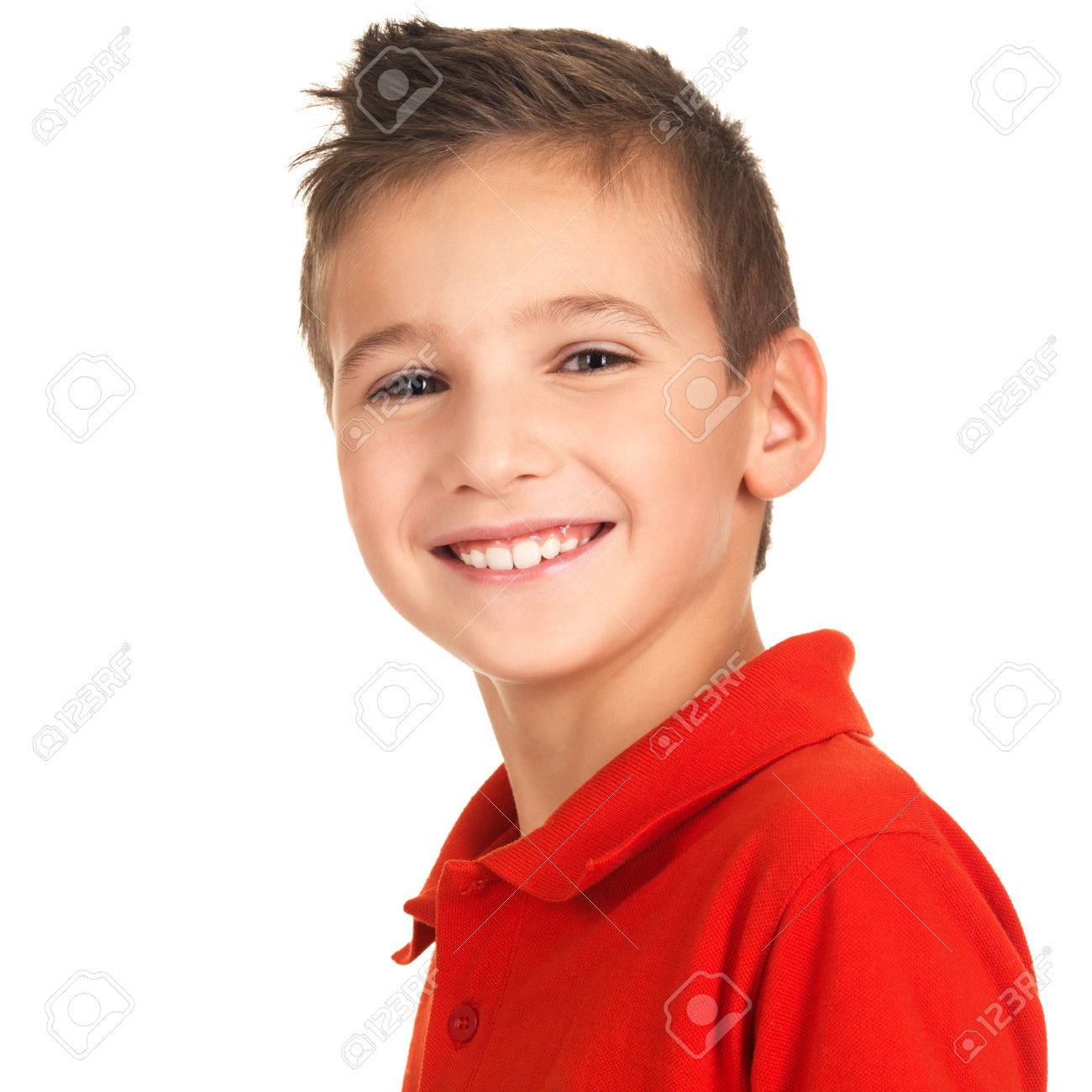 可愛い笑顔でカメラ目線かわいい幸せな少年の肖像画 白い背景の上の写真 の写真素材 画像素材 Image