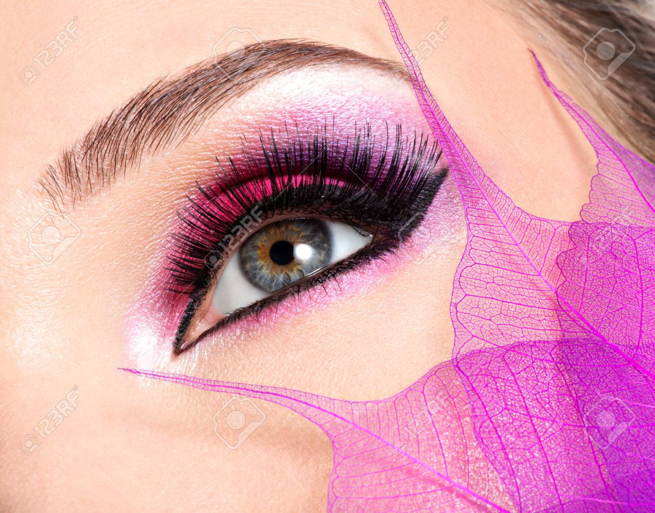 美しいファッション明るいピンクのメイクとクローズ アップ女性の目 の写真素材 画像素材 Image