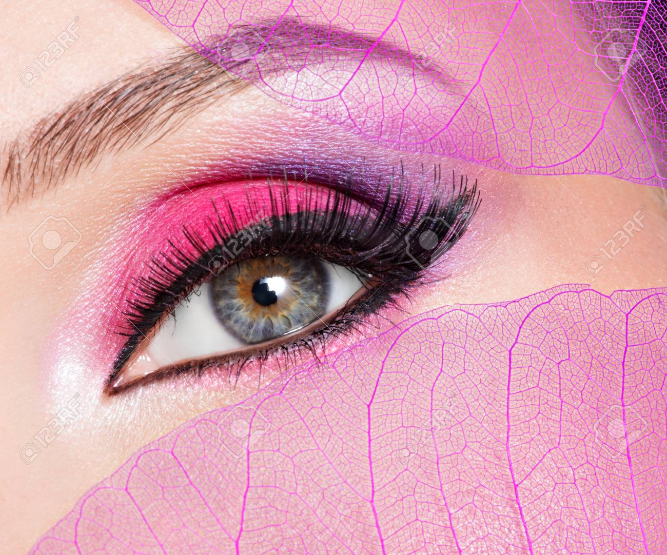 美しいファッション明るいピンクのメイクとクローズ アップ女性の目 の写真素材 画像素材 Image
