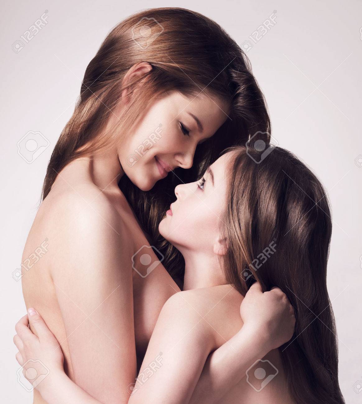 Madre Desnuda Hermosa Y Pequeña Hija De 8 Años Con El Pelo Largo Y Castaño  Se Abrazan En El Estudio Fotos, retratos, imágenes y fotografía de archivo  libres de derecho. Image 53559621