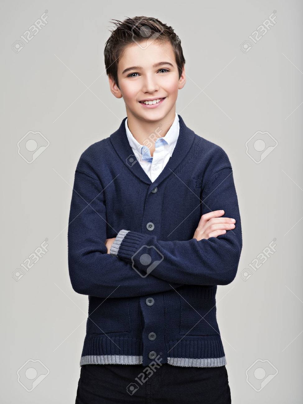 幸せかなり 10 代の少年は ファッションモデルとしてスタジオでポーズします の写真素材 画像素材 Image 幸せかなり 10 代の少年は ファッションモデルとしてスタジオでポーズします の写真素材 画像素材 Image
