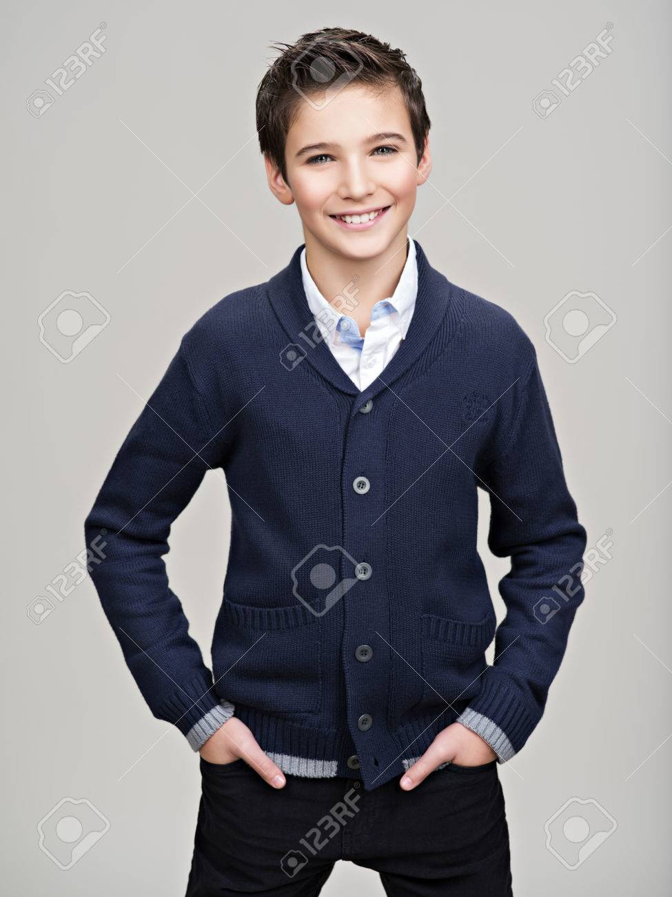 幸せかなり 10 代の少年は ファッションモデルとしてスタジオでポーズします の写真素材 画像素材 Image 幸せかなり 10 代の少年は ファッションモデルとしてスタジオでポーズします の写真素材 画像素材 Image
