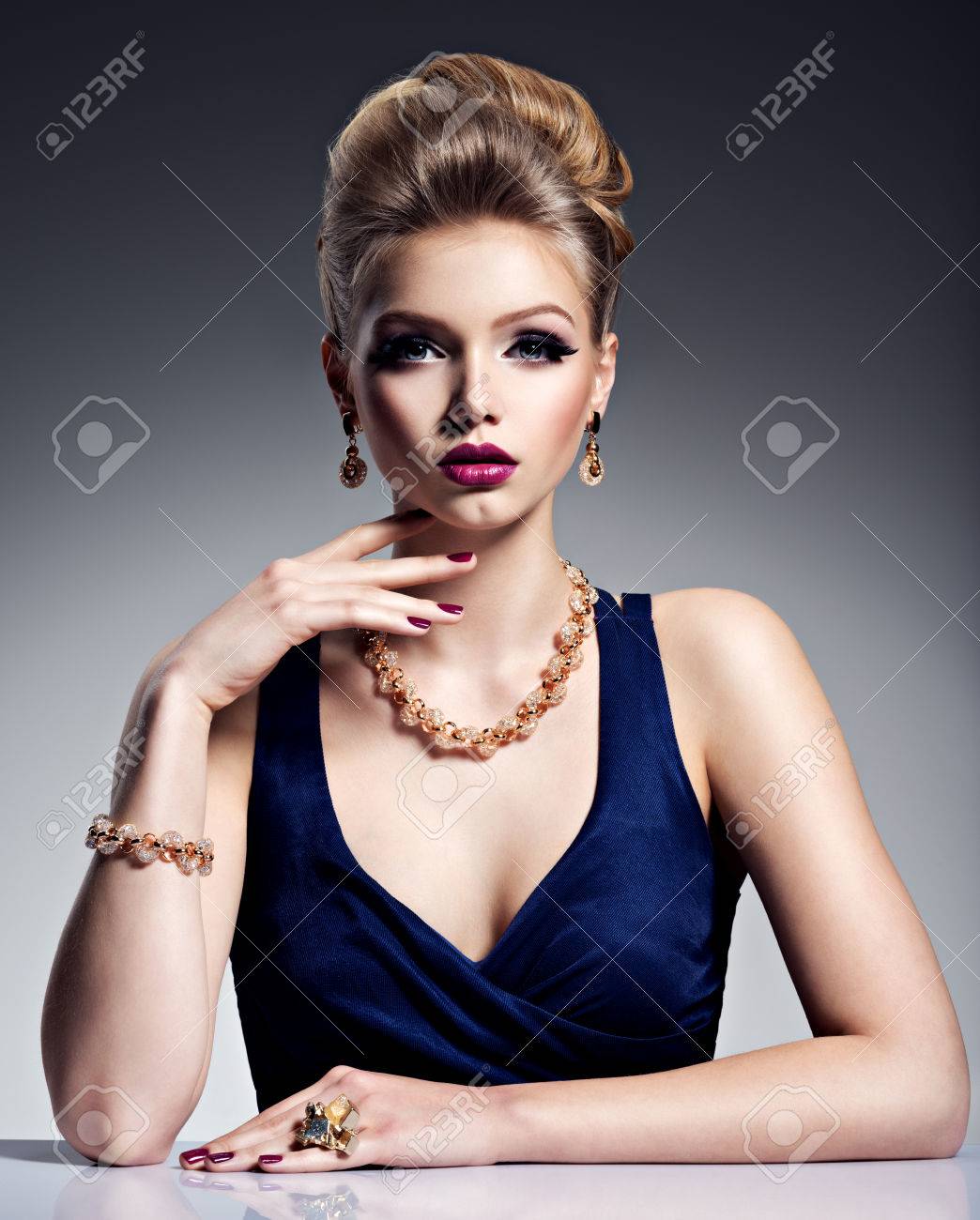 美しいヘアスタイルとゴールドジュ エリー 明るいメイク スタジオでポーズかわいい女の子 の写真素材 画像素材 Image