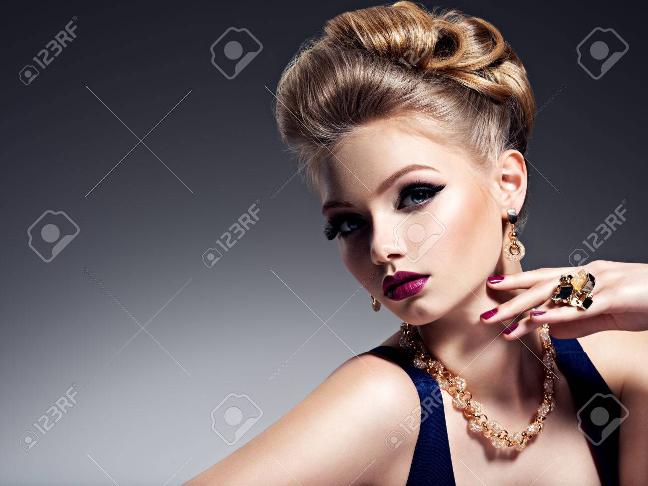 美しいヘアスタイルとゴールドジュ エリー 明るいメイク スタジオでポーズかわいい女の子 の写真素材 画像素材 Image