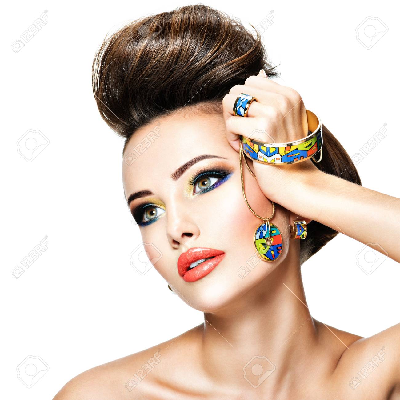 美しいファッション女性ジュエリー アートや創造的な髪型 現代の