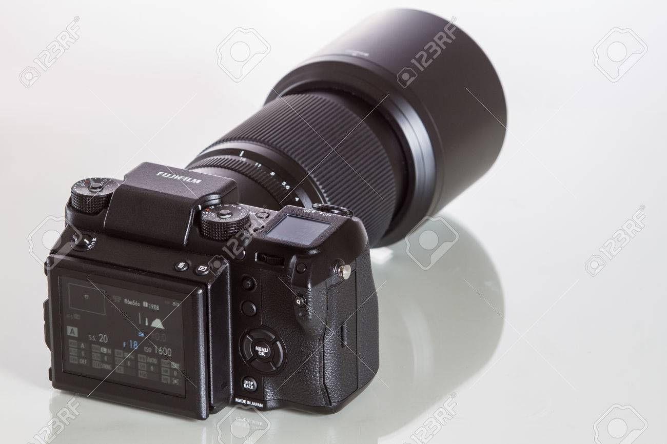 富士フイルム GFX 50、51 画素、白 100 Mm G マウント レンズで背景を