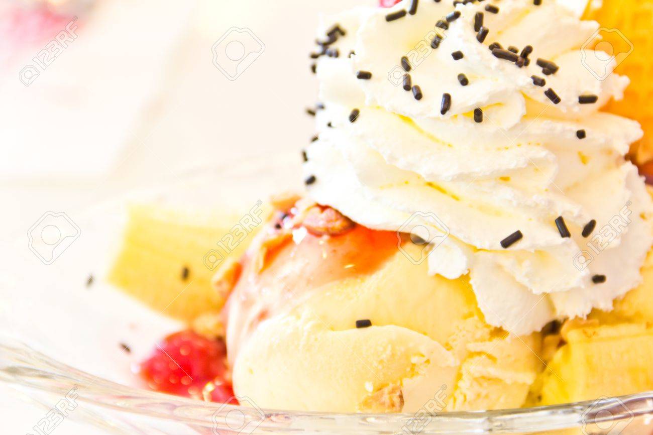 バナナとチョコレート ソースとバニラアイス クリーム の写真素材 画像素材 Image バナナとチョコレート ソースとバニラアイス クリーム の写真素材 画像素材 Image