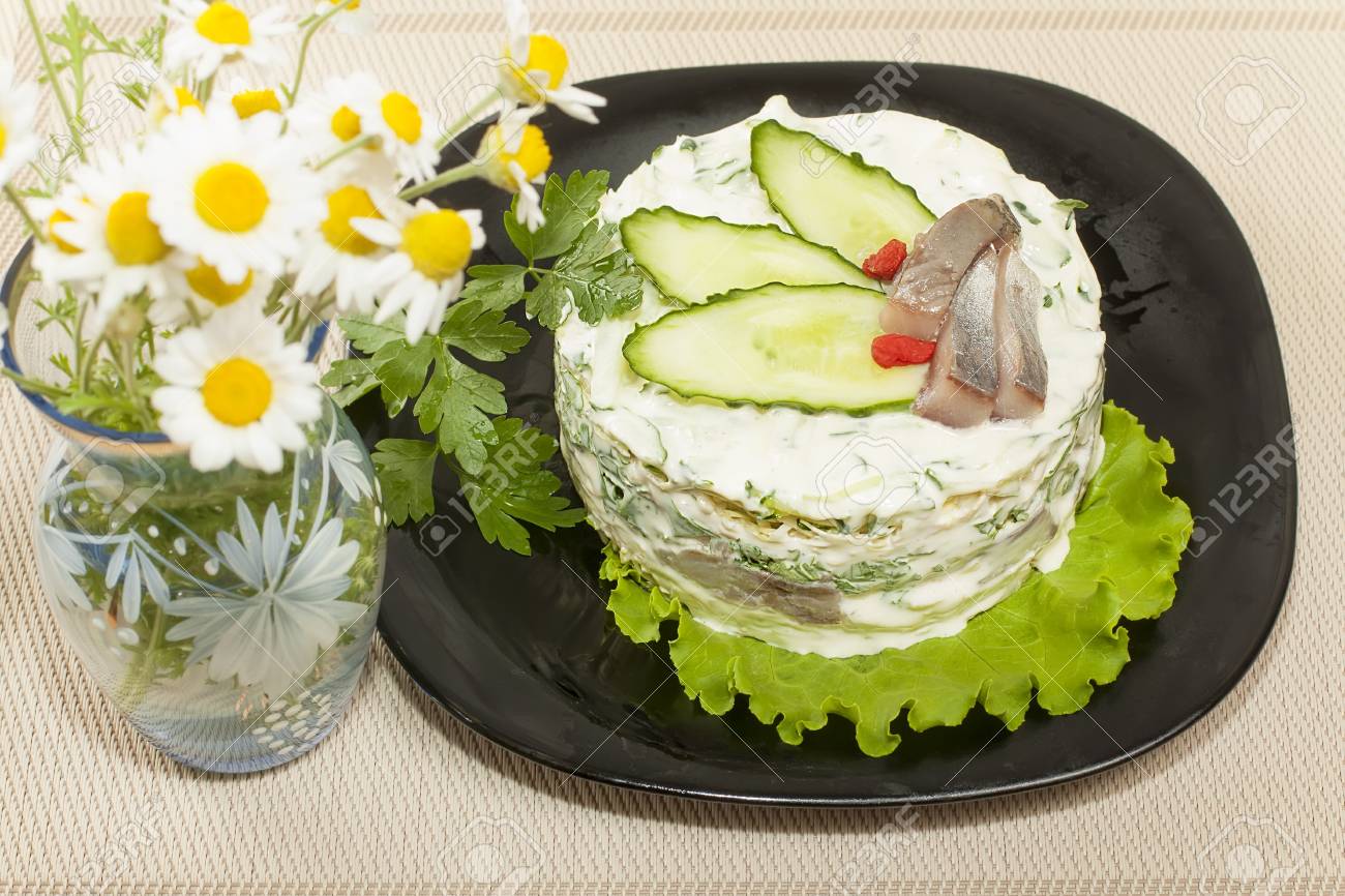 Salade De Hareng Et Legumes Frais Sous La Forme D Un Cylindre Banque D Images Et Photos Libres De Droits Image