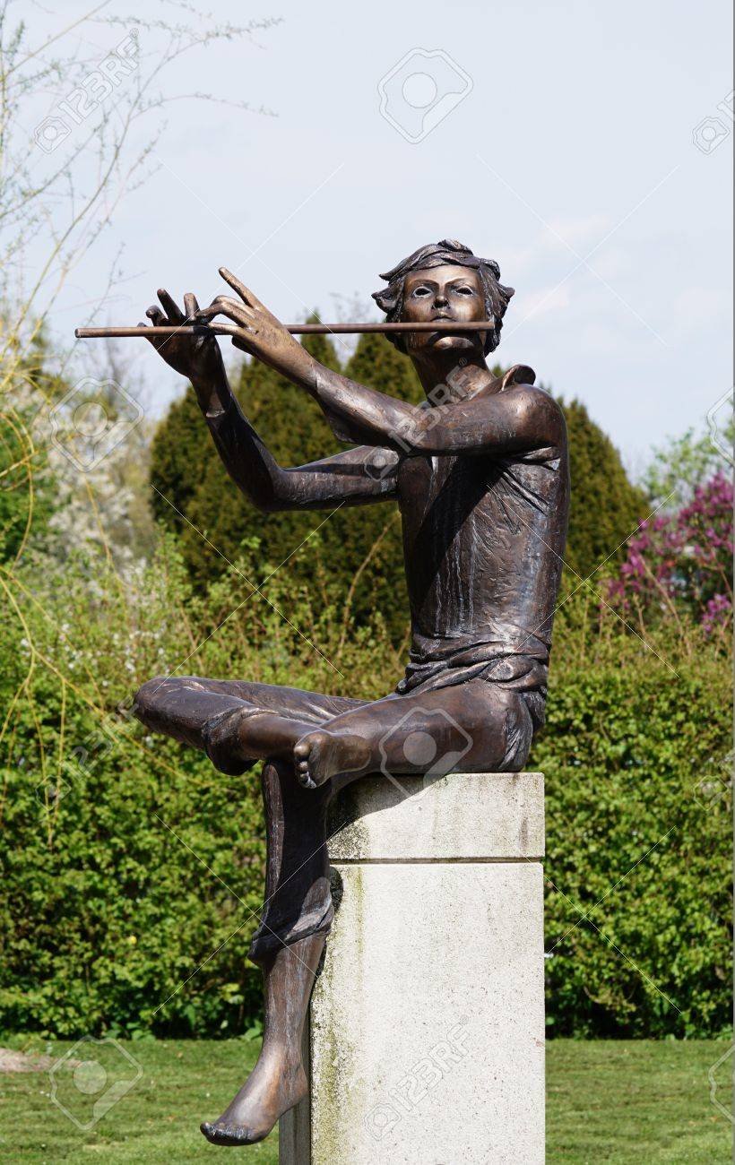 Bronze Skulptur Eines Flotenspielers Im Garten Lizenzfreie Fotos Bilder Und Stock Fotografie Image 76934640