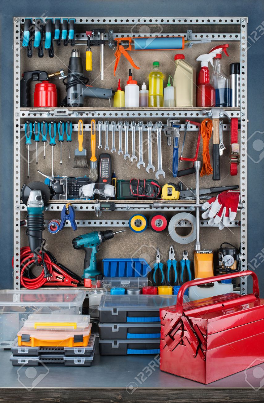 Garaje Estante De Herramientas Con Varias Herramientas Suministros Para Su Reparación A Bordo Y Estantes. Retratos, Y De Archivo Libres De Derecho. Image 42120749.