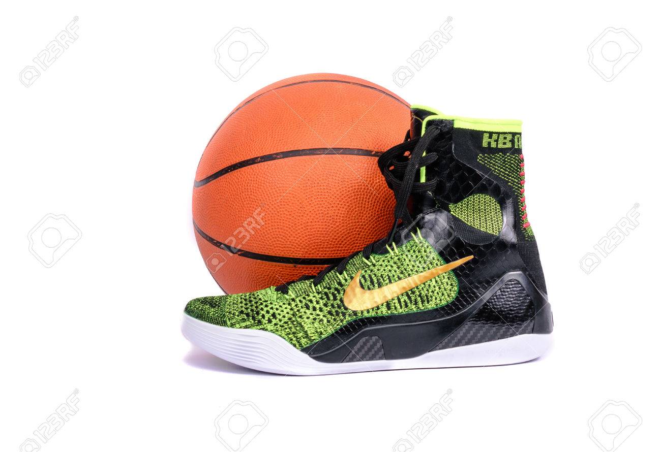 ニューヨーク 15 年 12 月 15 日 ウルトラ モダンなナイキ神戸 Ix エリート勝利高トップ グリーンと黒 Flyknit バスケット ボール靴スニーカー白で隔離 バスケット ボール の写真素材 画像素材 Image