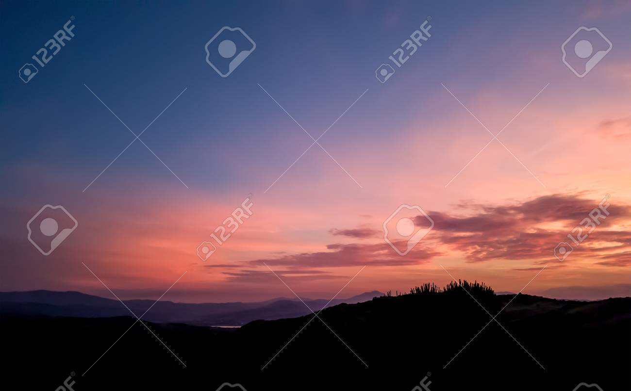 春の背景 背景に雲と春春時夕暮れの概念で夕暮れの Conceptgreen 草フィールド風景夕焼け空の下で春の時間には雲と夕焼け空の下でシルエットの風景 の写真素材 画像素材 Image
