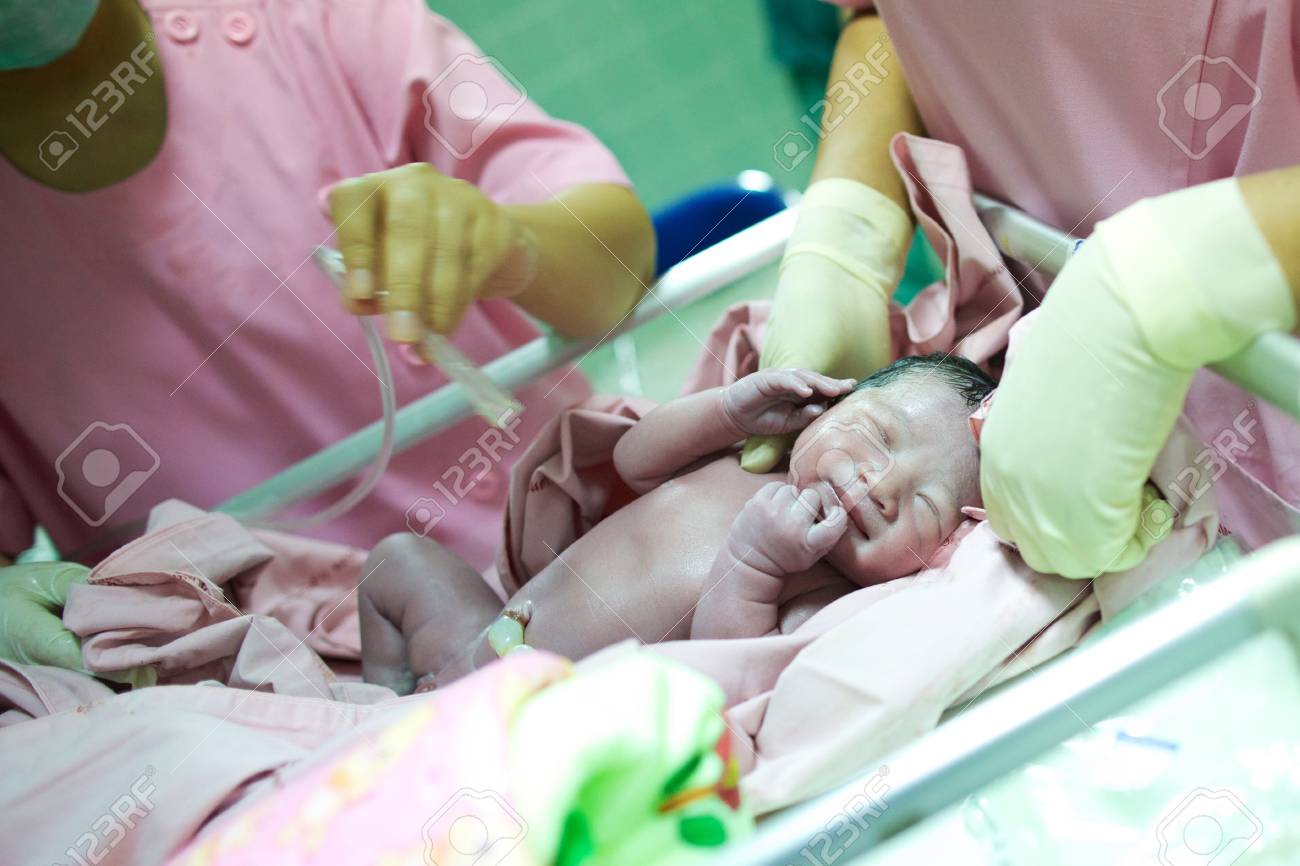 Bebe Vient De Naitre Et Les Infirmieres A Supprimer L Oxygene Des Poumons Premier Banque D Images Et Photos Libres De Droits Image