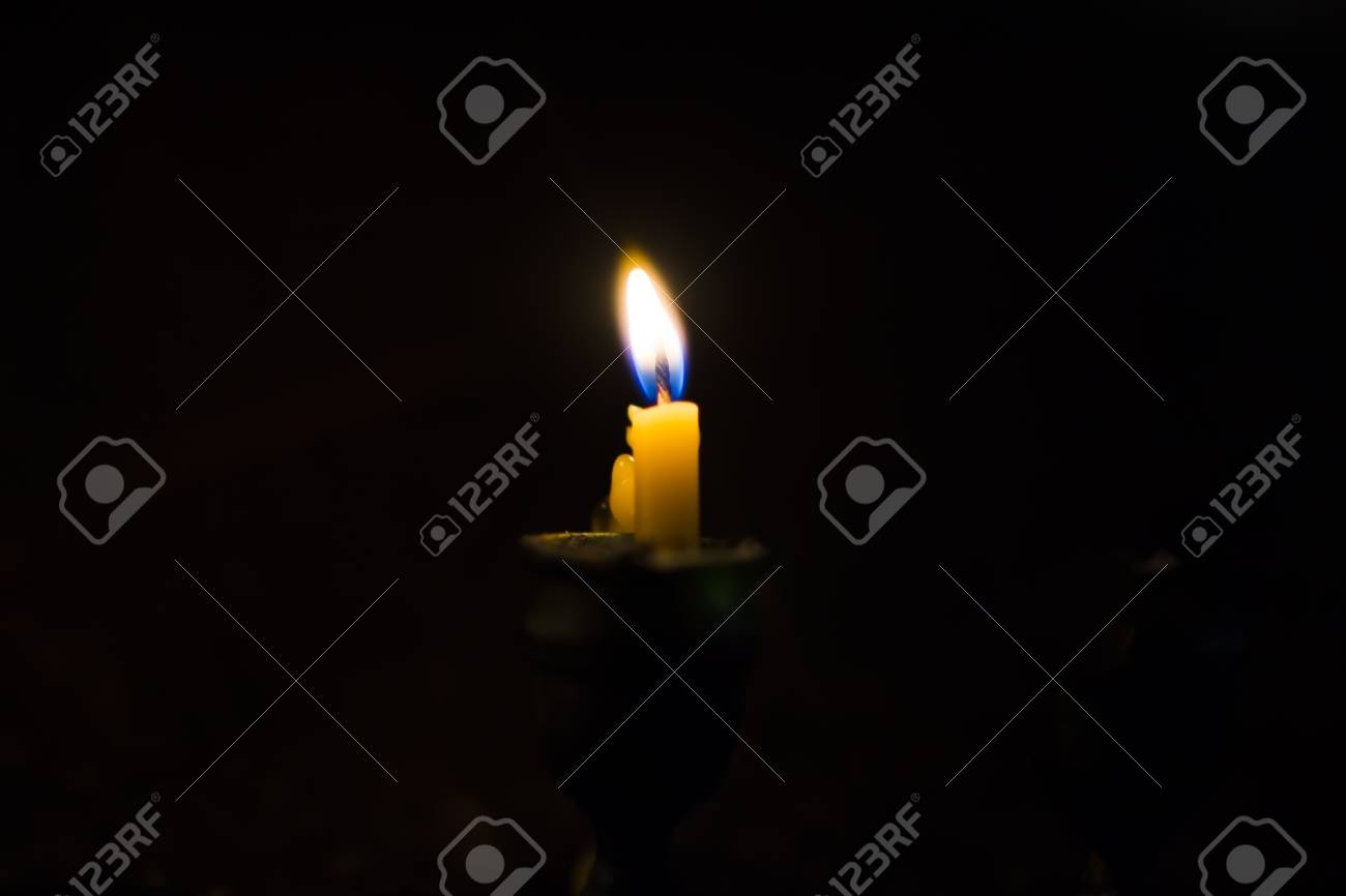 ろうそくの光で の写真素材 画像素材 Image