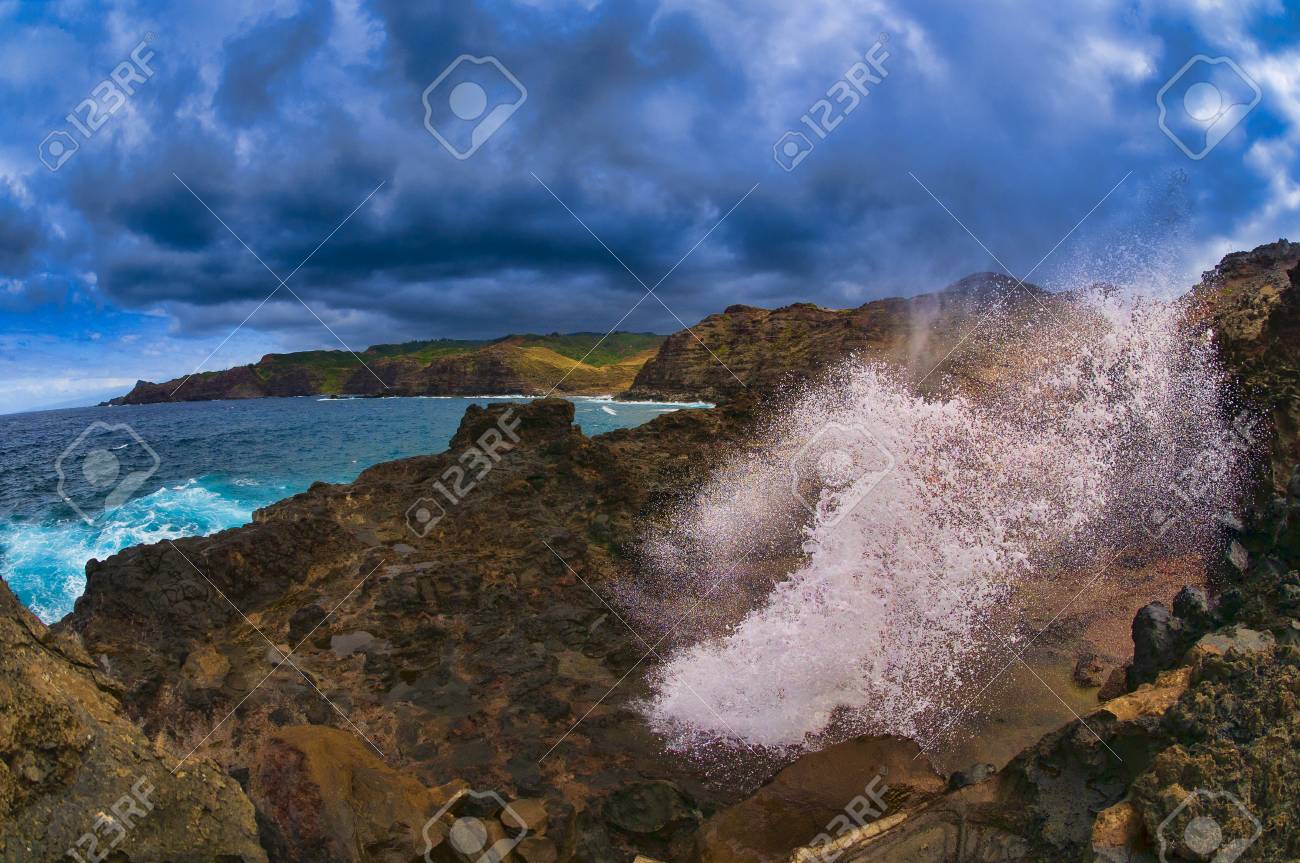 マウイ島の海岸線 ハワイ 米国に太平洋の波から引き起こされるブロー穴から吹き出す水します の写真素材 画像素材 Image