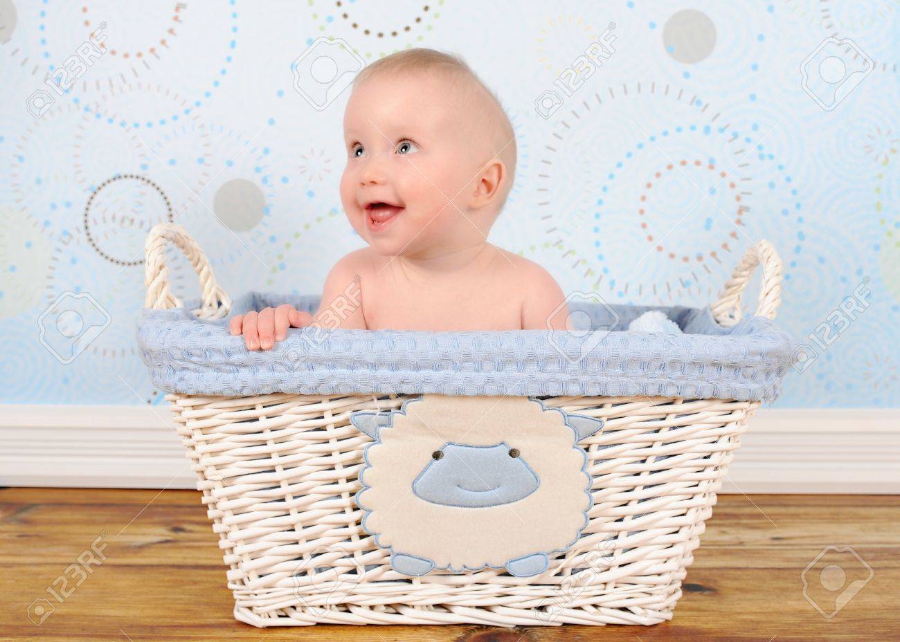 Garcon Adorable Bebe Dans Le Panier En Osier Bleu Banque D Images Et Photos Libres De Droits Image