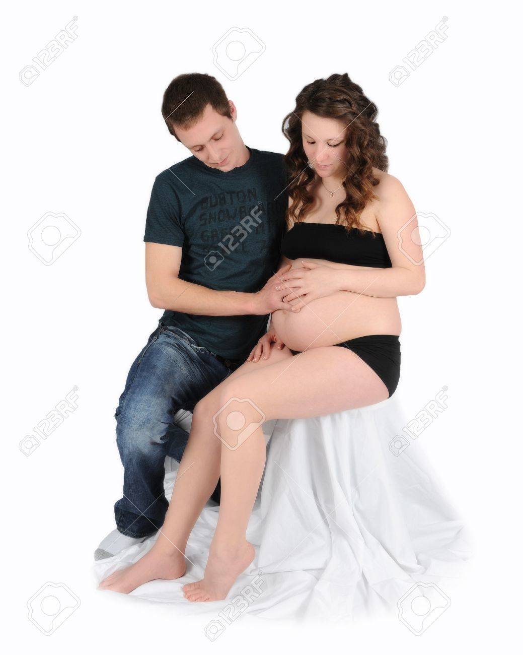 梨花を称賛愛するカップル裸の妊娠中の腹 白で隔離されます の写真素材 画像素材 Image