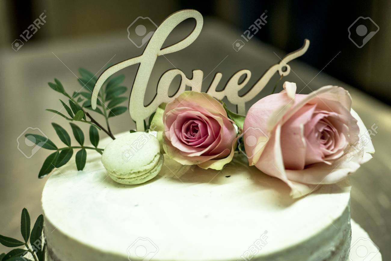 Beau Gateau De Mariage Avec De La Creme Avec Du Texte Amour Sur Le Dessus Et Des Roses Fleurs Roses Banque D Images Et Photos Libres De Droits Image