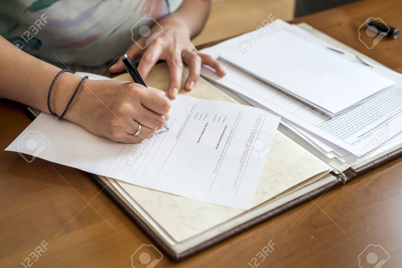 Registre De Signature De Mariee Elegante Tenant Un Stylo Et Couple De Mariage De Document Officiel Banque D Images Et Photos Libres De Droits Image 79945459