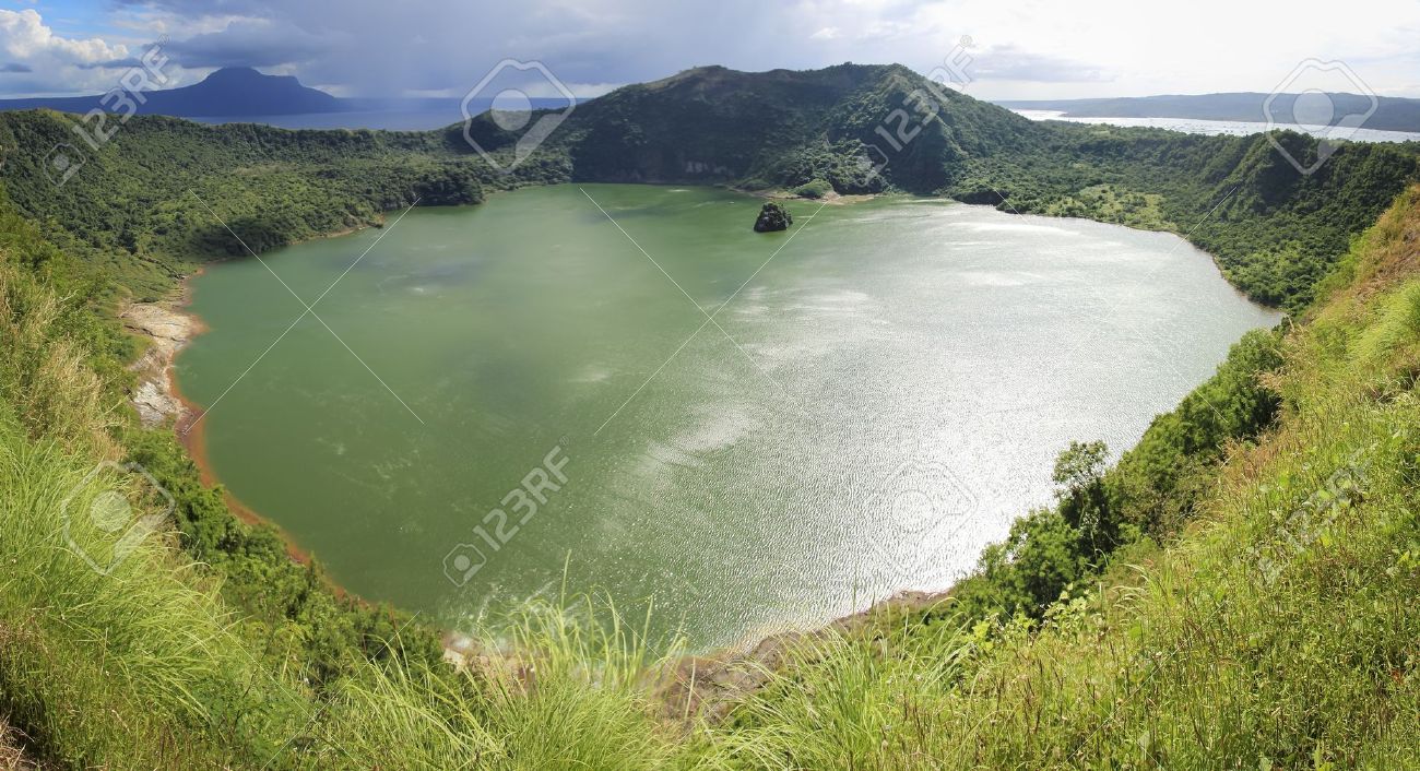 フィリピンで非常にアクティブなタール火山タガイタイの斜面から見たタール クレーター湖 の写真素材 画像素材 Image