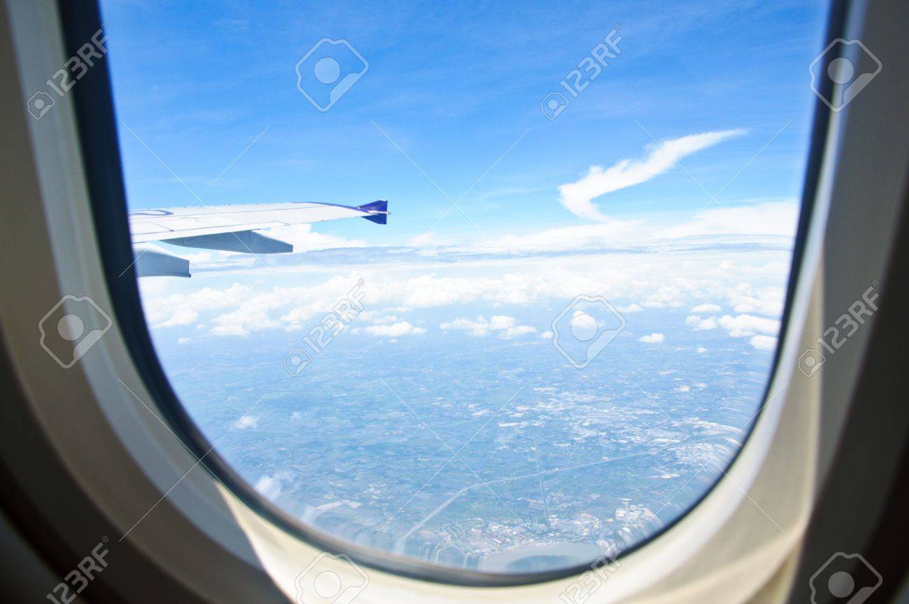雲が飛行機の座席 空 窓からの眺め の写真素材 画像素材 Image