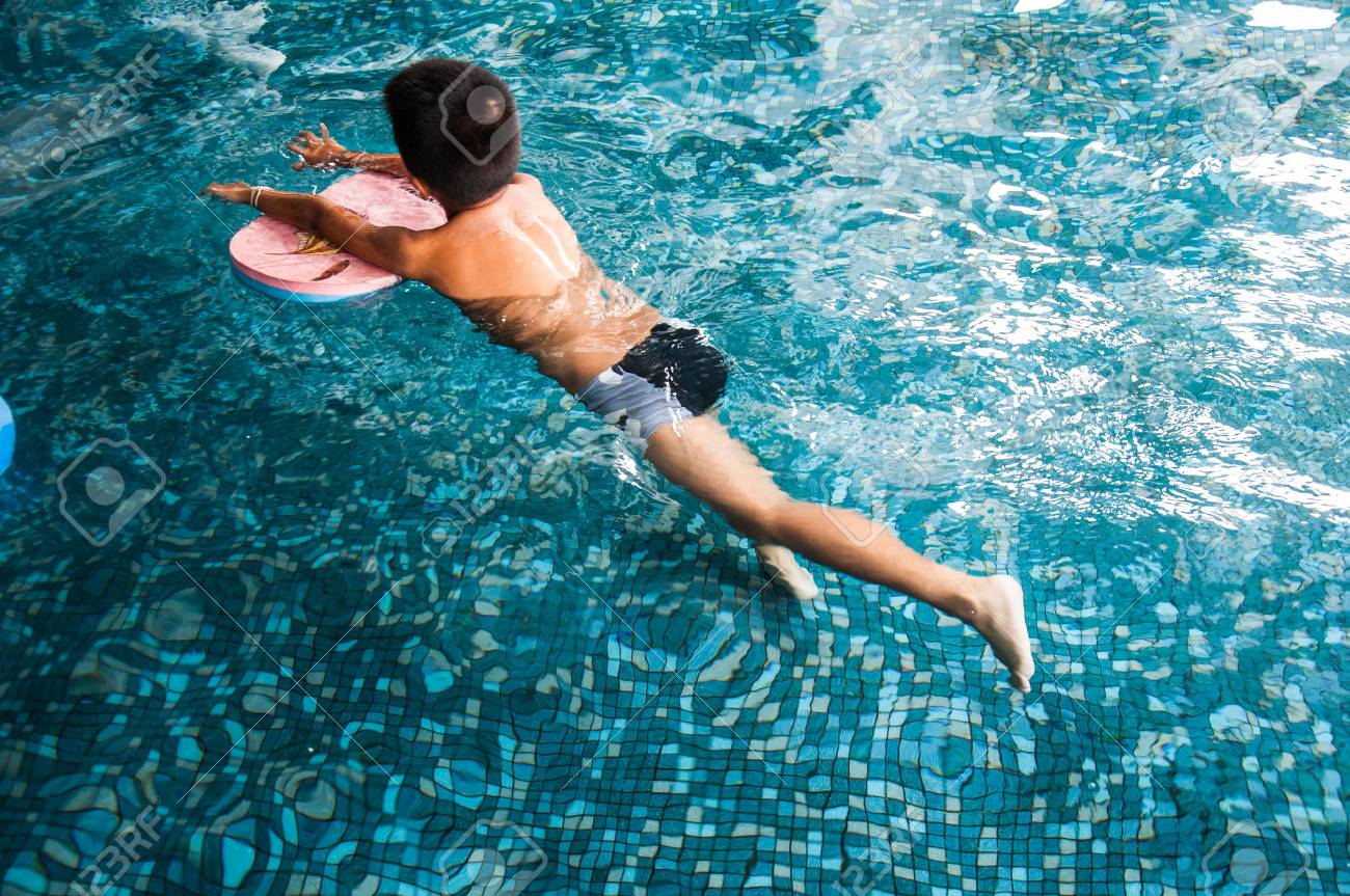 少年　競泳水着 プールでの水着姿は少年アジアの写真素材・画像素材 Image 37838817