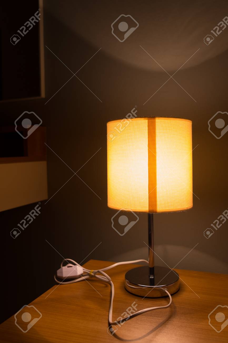 Lampe De Table Moderne Sur Une Table De Chevet Lampe Est Allumee Banque D Images Et Photos Libres De Droits Image 60228600