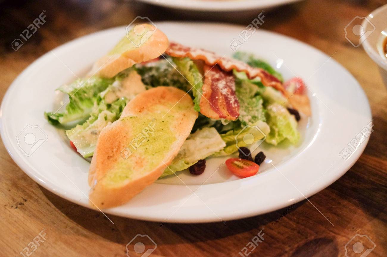 チーズとガーリックのパンのシーザー サラダ プレート の写真素材 画像素材 Image