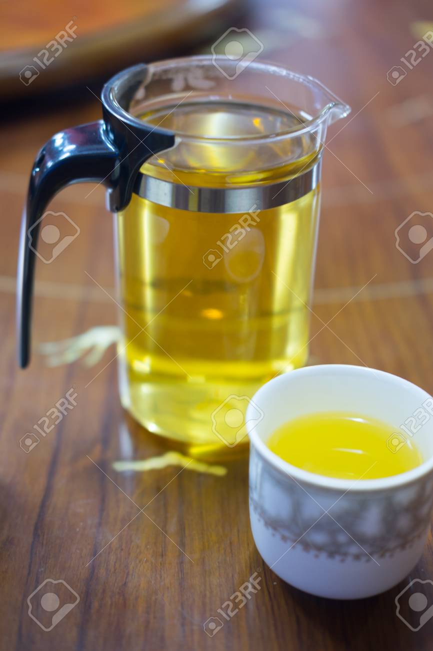 伝統的なセラミック ティー カップで熱いお茶を 朝食に健康的なお茶 の写真素材 画像素材 Image