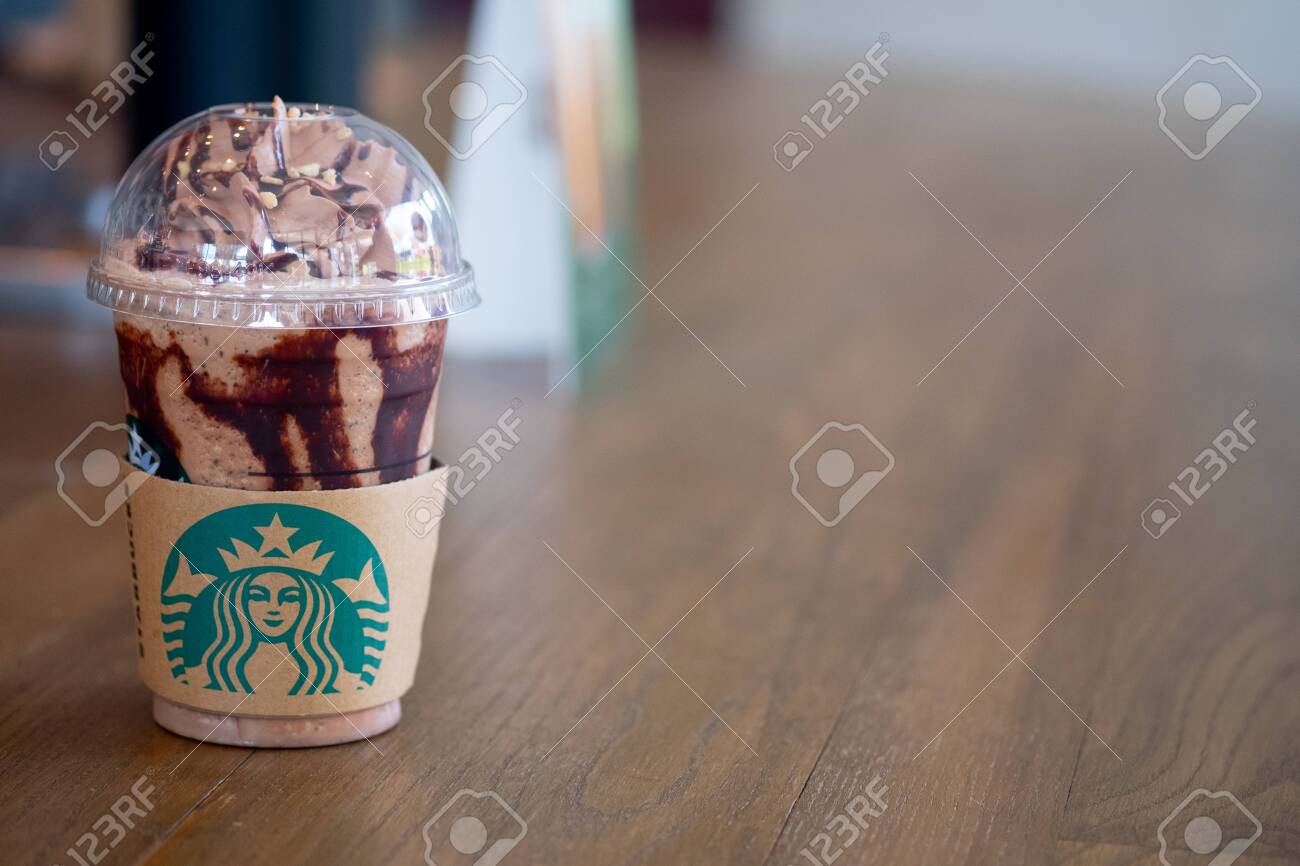 태국, 사뭇 프라칸 - 2020년 6월 14일: 스타벅스의 새로운 음료는 초코-초코 너티 프라푸치노(Choco-Choco Nutty  Frappuccino)로, 풍미가 좋은 자바 칩과 커피를 블렌딩한 초콜릿이 듬뿍 들어 있습니다. 믹스는 초콜릿 헤이즐넛 소스, 모카  휘핑크림, 그리고